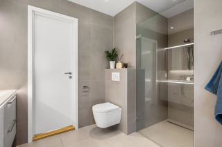 Insonoriser des toilettes sur couloir, chasse d'eau comprise