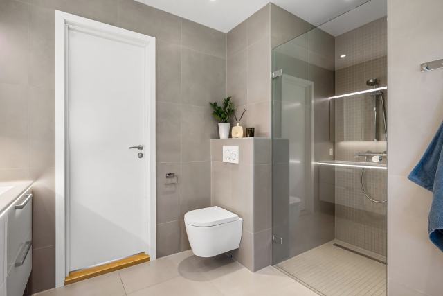 Toilettes donnant sur un couloir : couper le bruit de la chasse et l'écho Toilettes donnant sur un couloir : couper le bruit de la chasse et l'écho